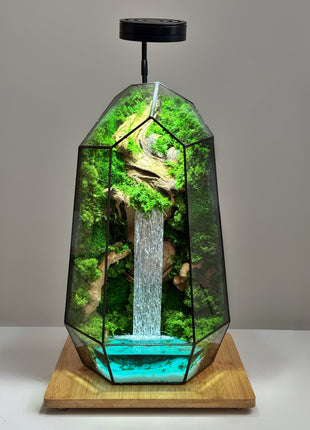 Terrario de cristal minimalista con cascada de bosque y lámpara LED