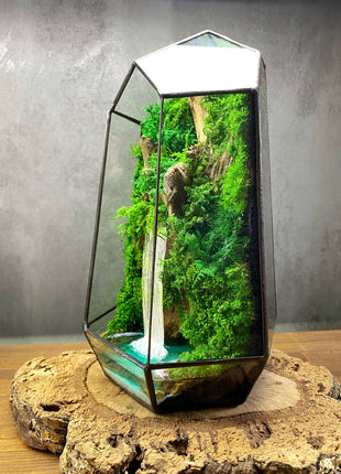 Modern glass terrarium with preserved moss, glowing pond & lamp. Handmade, maintenance-free decor — perfect for home or office!