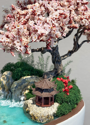 Rote Bonsai-Landschaft mit Wasserfall