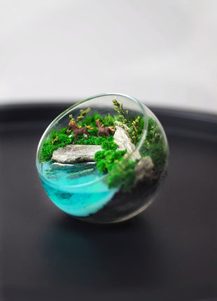 Crystal preserved moss terrarium that glows in the dark with horses